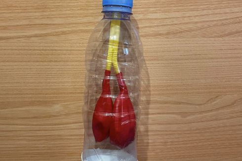 Maqueta de botella con pajita para niños, vista frontal